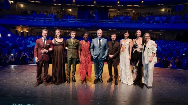Christopher Nolan: o diretor que brilha como estrela de Hollywood Nolan (ao centro) com o elenco de 'A Odisseia' (Matt Damon, Anne Hathaway, Tom Holland, Lupita Nyong'o, John Leguizamo, Zendaya e Charlize Theron) e a produtora Emma Thomas
