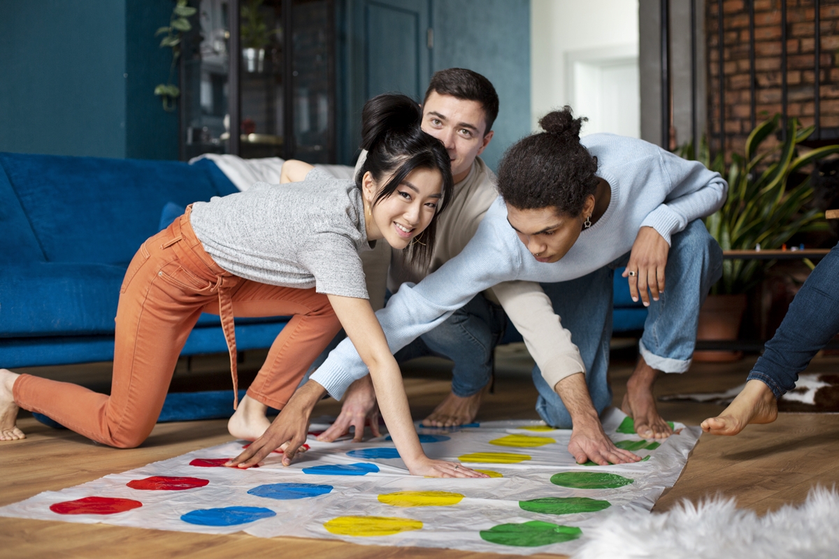 Grupo de adultos brincando com jogo