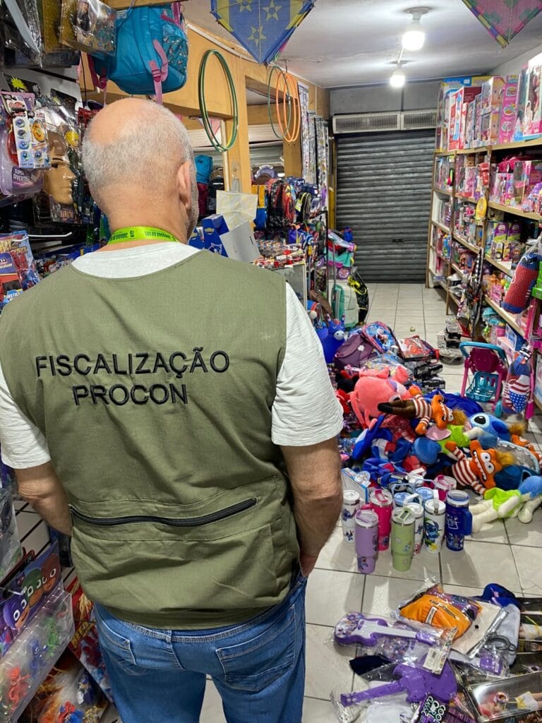 Grande quantidade de produtos é apreendida durante fiscalização em loja de produtos chineses em Jaraguá do Sul