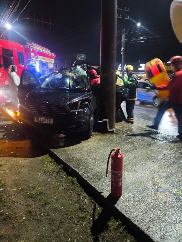 Homem fica gravemente ferido após carro bater contra poste em Jaraguá do Sul Homem fica gravemente ferido após carro bater contra poste em Jaraguá do Sul