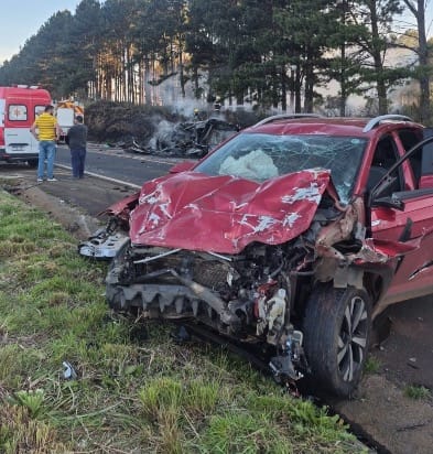 Motorista é retirado de carro segundos antes de veículo explodir após grave acidente na Serra de SC Motorista é retirado de carro segundos antes de veículo explodir após grave acidente na Serra de SC