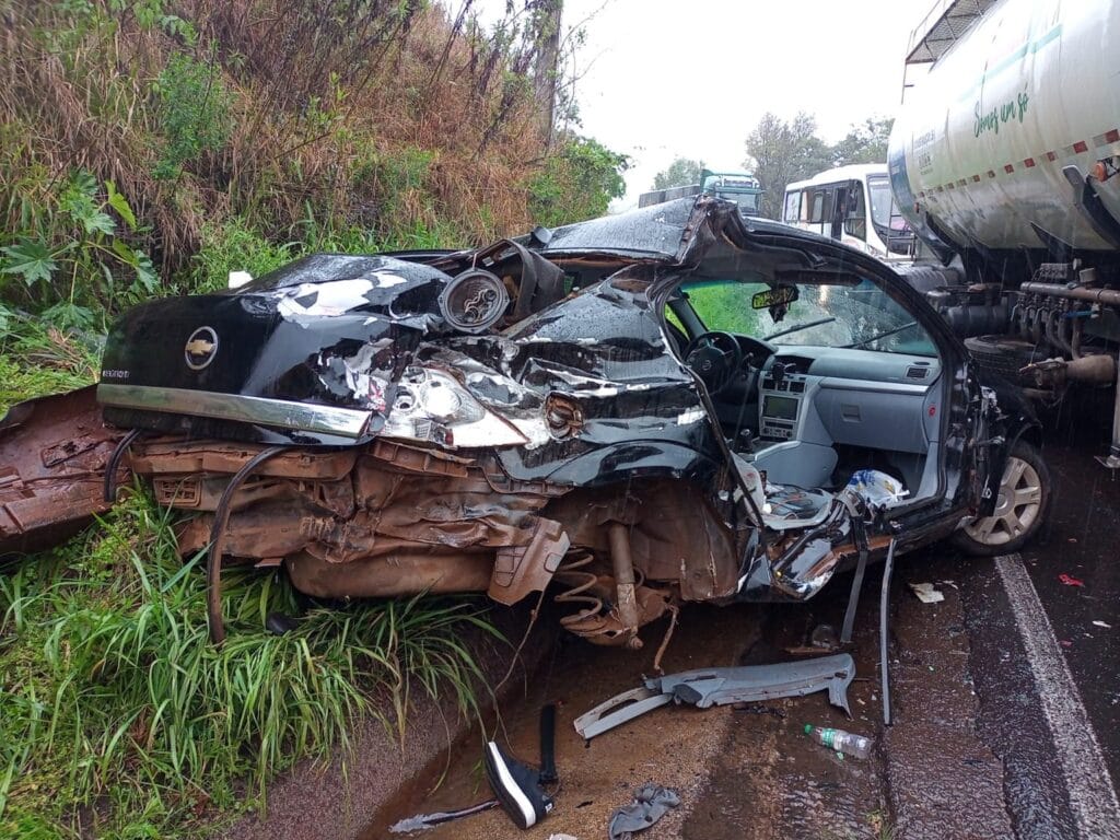 Carro roda na pista e bate de frente com caminhão; passageiro morre e adolescente fica gravemente ferido em SC Carro roda na pista e bate de frente com caminhão; passageiro morre e adolescente fica gravemente ferido em SC