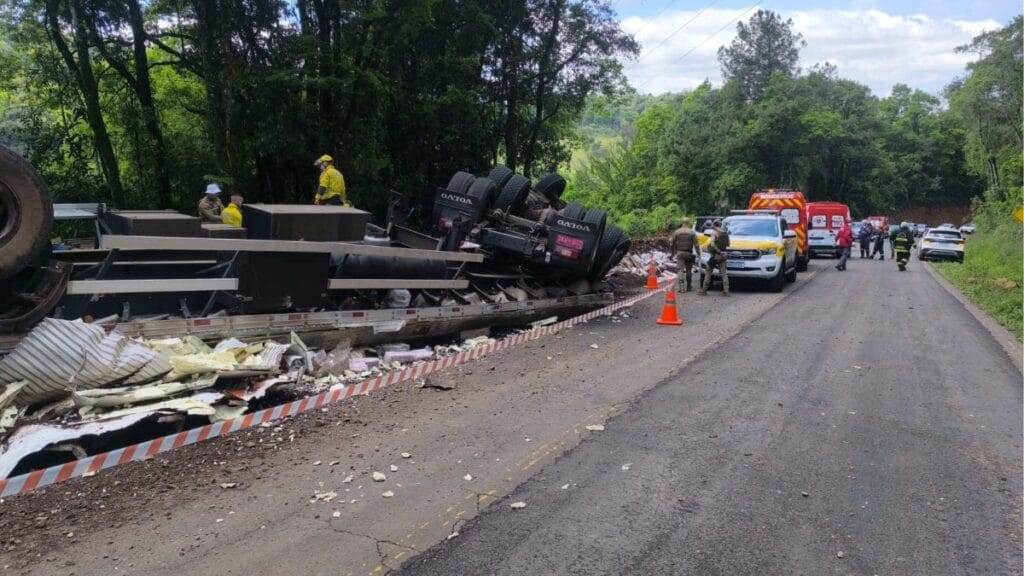 Identificado homem que morreu prensado por carga suína após carreta tombar em SC