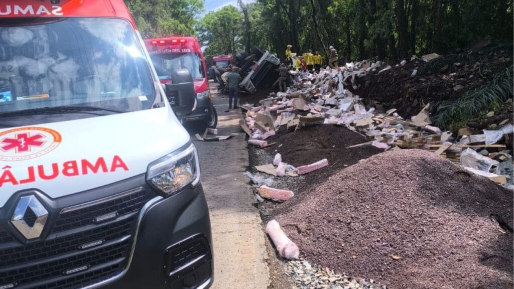 Identificado homem que morreu prensado por carga suína após carreta tombar em SC