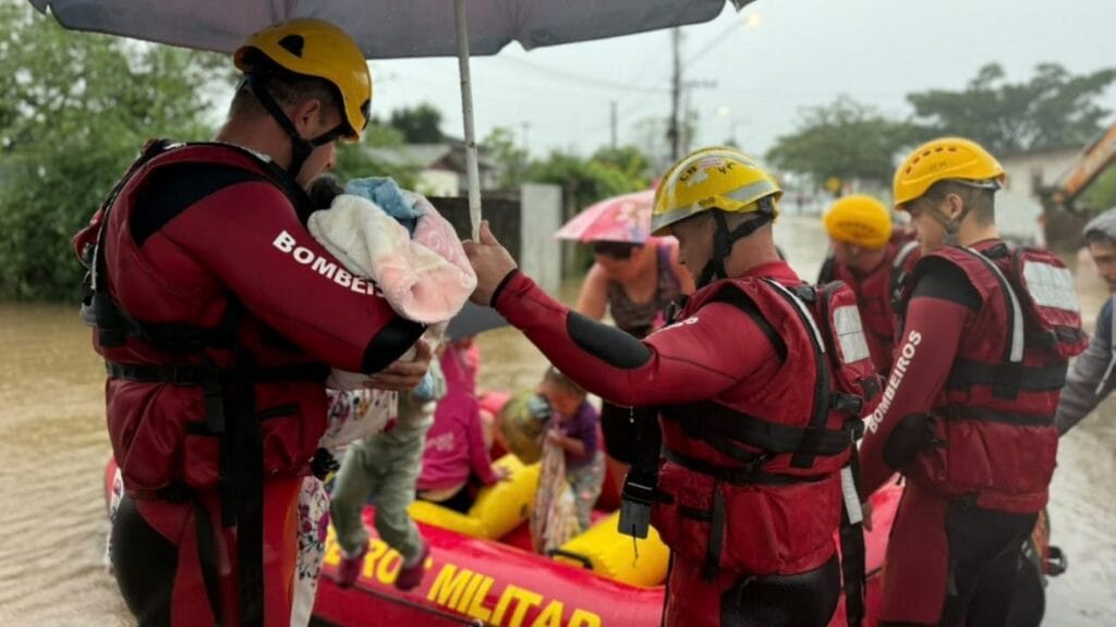 Chuva intensa provoca alagamentos, famílias são retiradas de casa com botes Chuva intensa provoca alagamentos, famílias são retiradas de casa com botes