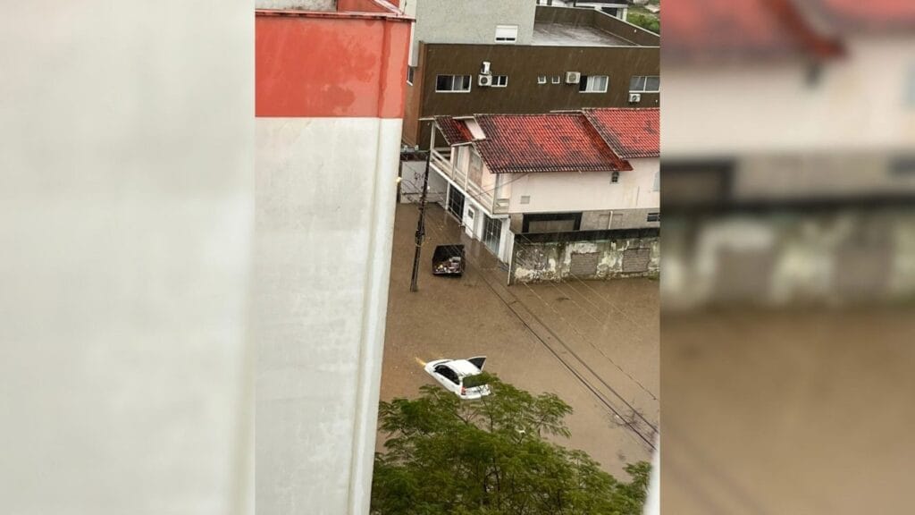 Chuva intensa provoca alagamentos, famílias são retiradas de casa com botes Chuva intensa provoca alagamentos, famílias são retiradas de casa com botes