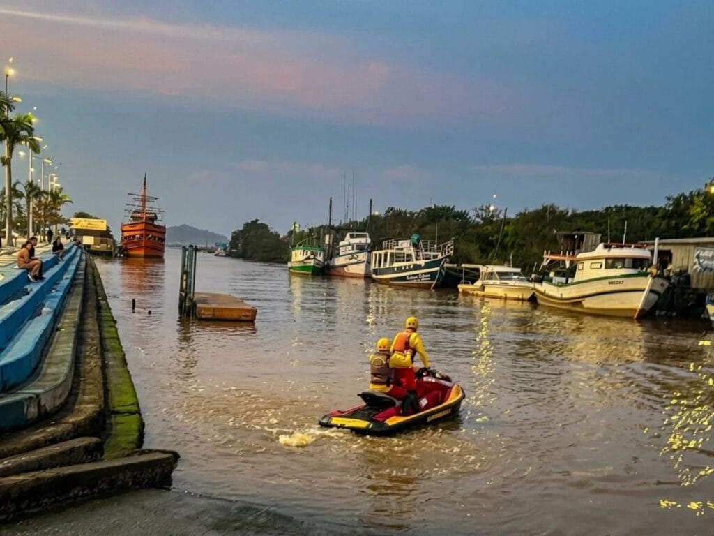 Buscas por criança de 10 anos desaparecida no mar de SC Buscas por criança de 10 anos desaparecida no mar de SC