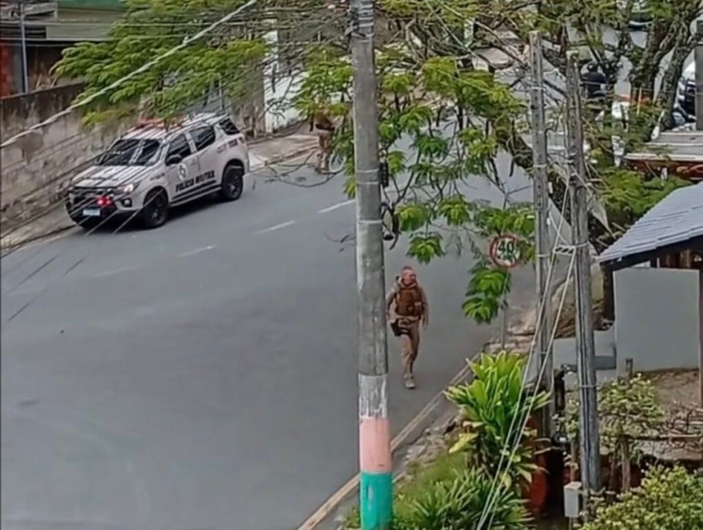 Bandidos invadem casa, amarram mulheres e fogem com joias em Camboriú Bandidos invadem casa, amarram mulheres e fogem com joias em Camboriú