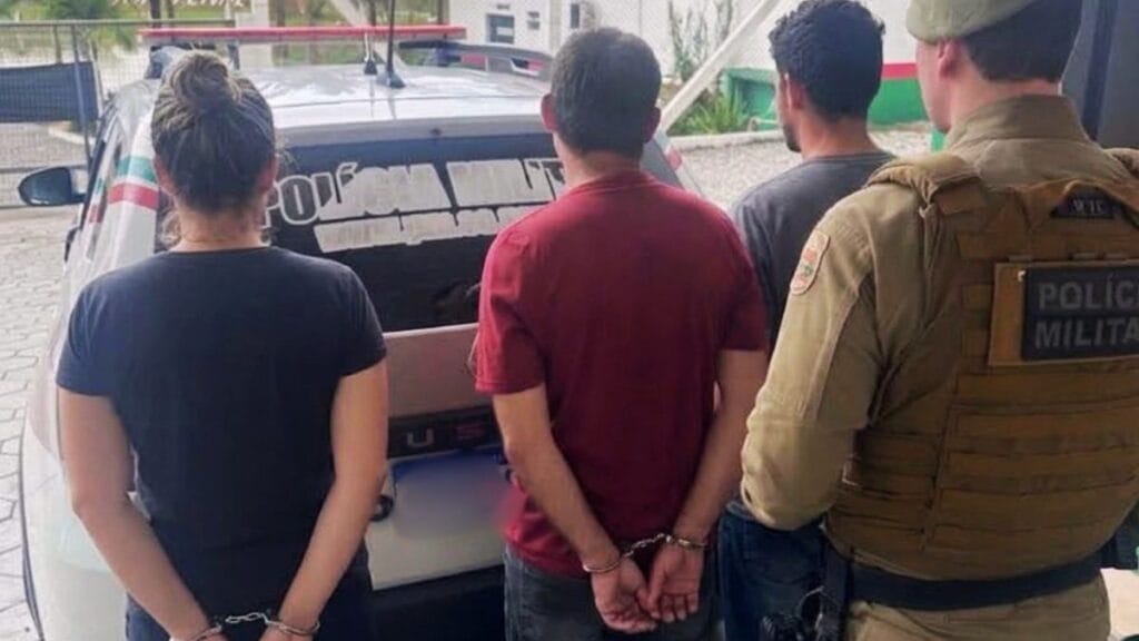 Três pessoas condenadas por estupro de vulnerável foram presas pela Polícia Militar em menos de 24 horas no Norte de SC