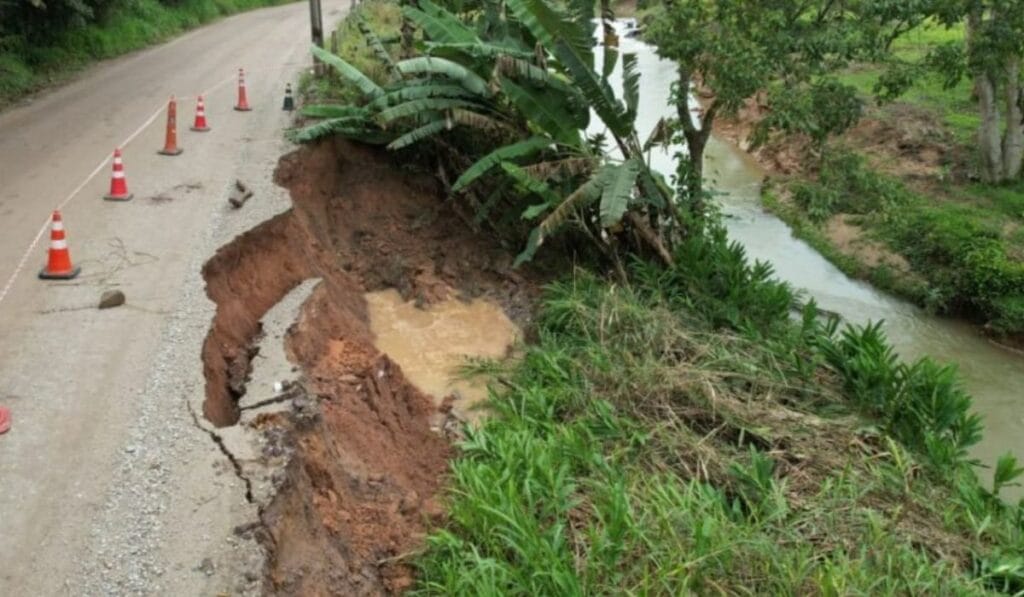 Chuva provoca deslizamento e abre cratera em estrada de Gaspar Chuva provoca deslizamento e abre cratera em estrada de Gaspar