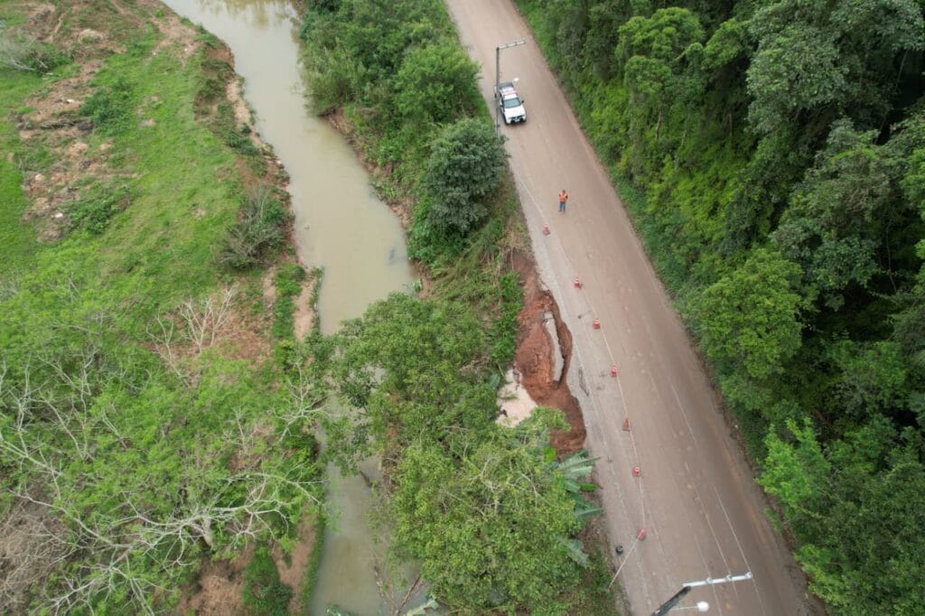 Chuva provoca deslizamento e abre cratera em estrada de Gaspar Chuva provoca deslizamento e abre cratera em estrada de Gaspar