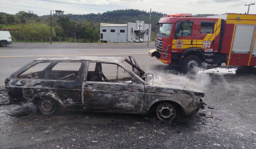 Motorista escapa ileso de incêndio que destruiu Parati de 1996 em SC Motorista escapa ileso de incêndio que destruiu Parati de 1996 em SC