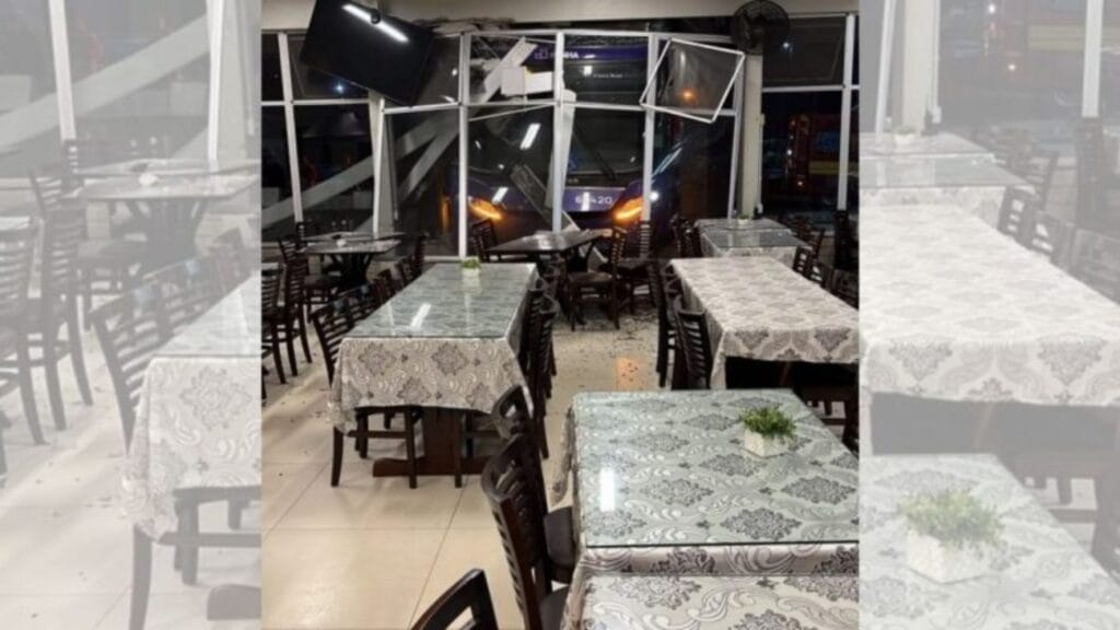 Motorista é indiciado após ônibus avançar e matar mulher prensada contra mureta em restaurante de SC Motorista é indiciado após ônibus avançar e matar mulher prensada contra mureta em restaurante de SC