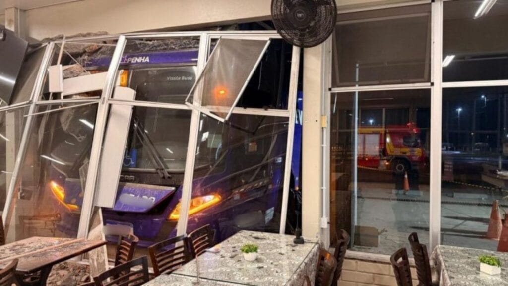 Motorista é indiciado após ônibus avançar e matar mulher prensada contra mureta em restaurante de SC Motorista é indiciado após ônibus avançar e matar mulher prensada contra mureta em restaurante de SC