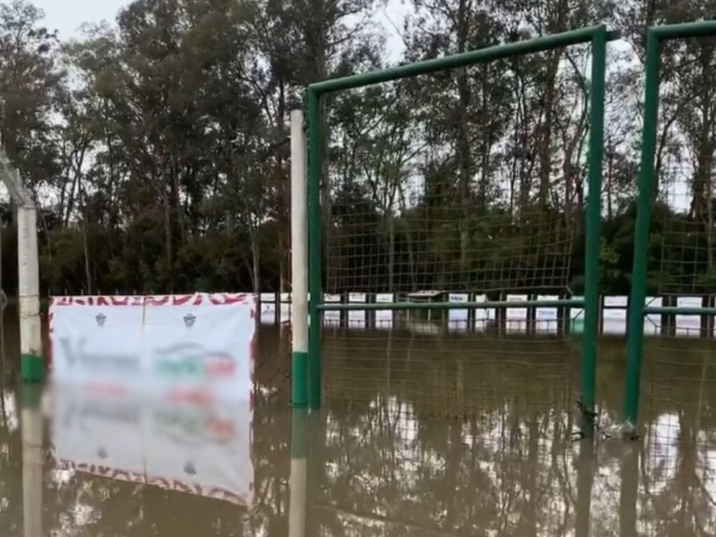 Rio Canoas ultrapassa cota de enchente após fortes chuvas em SC Rio Canoas ultrapassa cota de enchente após fortes chuvas em SC