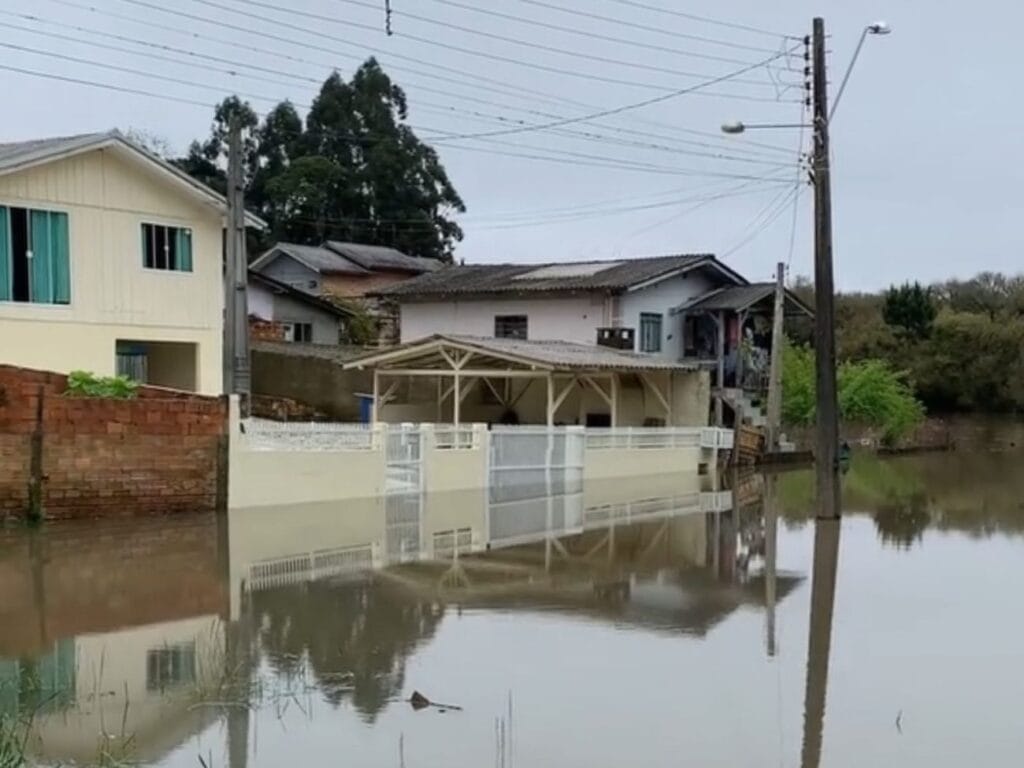 Rio Canoas ultrapassa cota de enchente após fortes chuvas em SC Rio Canoas ultrapassa cota de enchente após fortes chuvas em SC