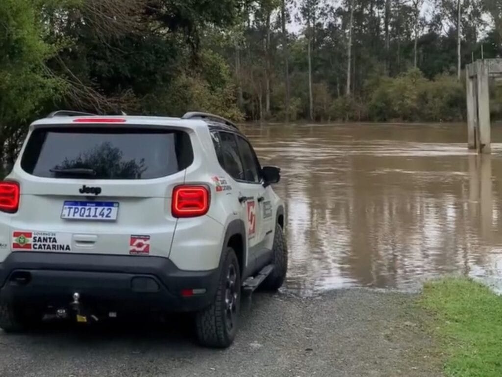 Rio Canoas ultrapassa cota de enchente após fortes chuvas em SC Rio Canoas ultrapassa cota de enchente após fortes chuvas em SC