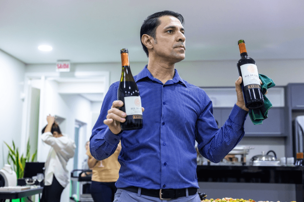 Experiência que faz a diferença, a história do sommelier Mizael Gomes
