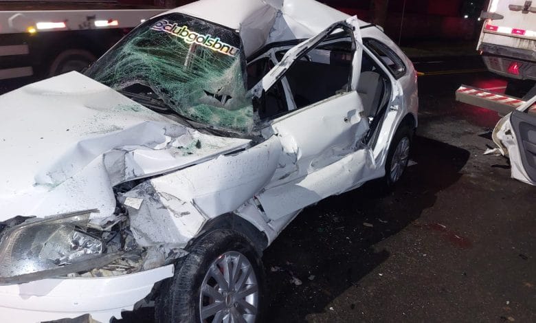 Jovem de 19 anos morre após carro colidir contra veículo de carga em Blumenau Jovem de 19 anos morre após carro colidir contra veículo de carga em Blumenau