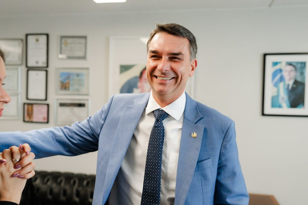 Flávio Bolsonaro aparece na frente no início da apuração presidencial