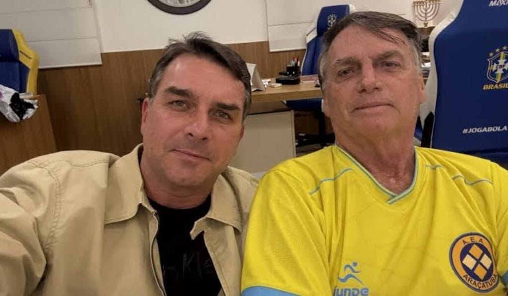 PGR dá parecer favorável para Flávio Bolsonaro voltar a visitar o pai PGR dá parecer favorável para Flávio Bolsonaro voltar a visitar o pai