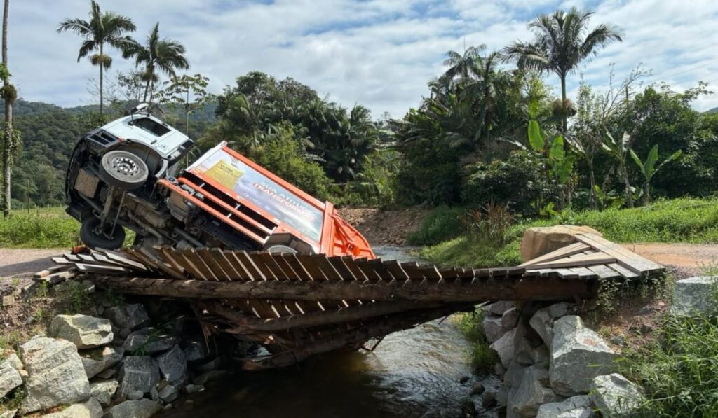 Ponte cede e caminhão de lixo despenca, ficando na vertical em cena impressionante em SC
