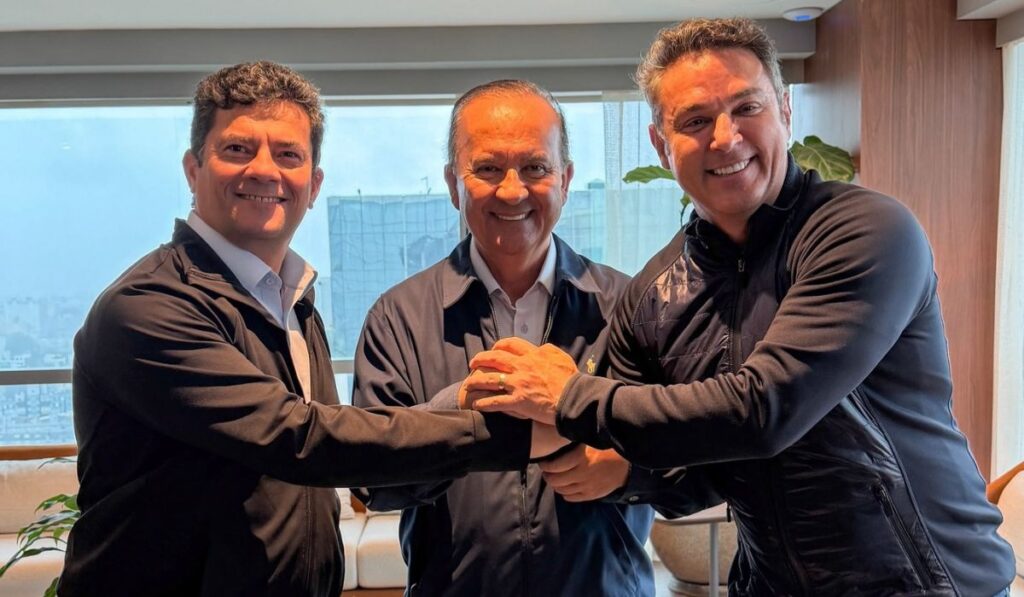 Moro, Jorginho Mello e Zucco se encontram em Porto Alegre para receber Flávio Bolsonaro Moro, Jorginho Mello e Zucco se encontram em Porto Alegre para receber Flávio Bolsonaro