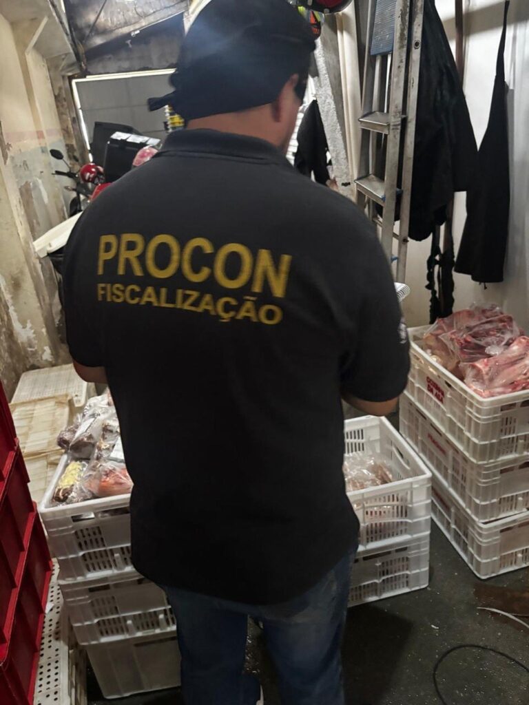 Procon recolhe 249 kg de carne sem identificação de origem e validade em Florianópolis Procon recolhe 249 kg de carne sem identificação de origem e validade em Florianópolis