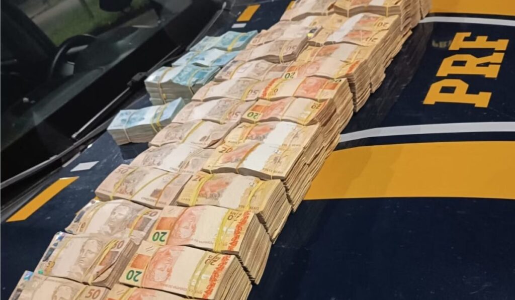 Motorista é flagrado com R$ 870 mil em mala durante viagem para shopping em Minas Gerais