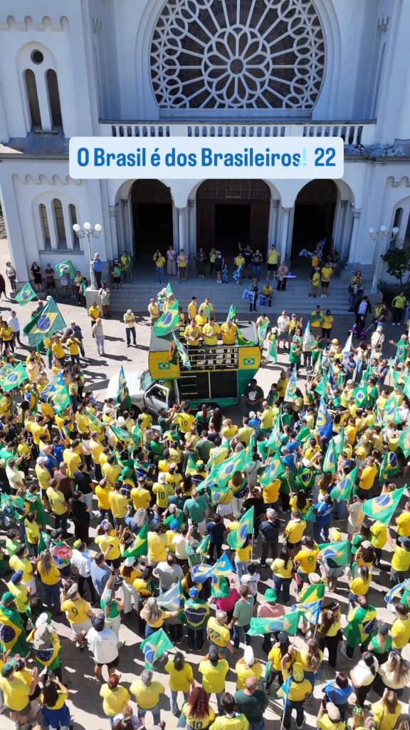 Milhares de apoiadores de Flávio Bolsonaro tomam ruas do Centro de Itajaí durante caminhada