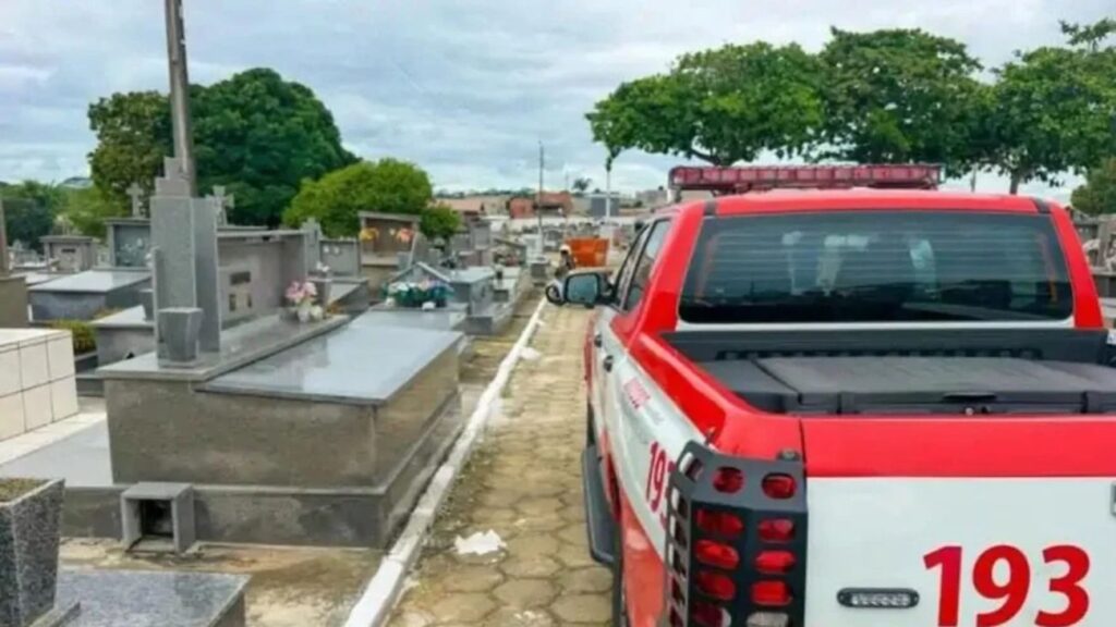 Homem morre após cair dentro do túmulo do próprio pai em cemitério no ES Homem morre após cair dentro do túmulo do próprio pai em cemitério no ES