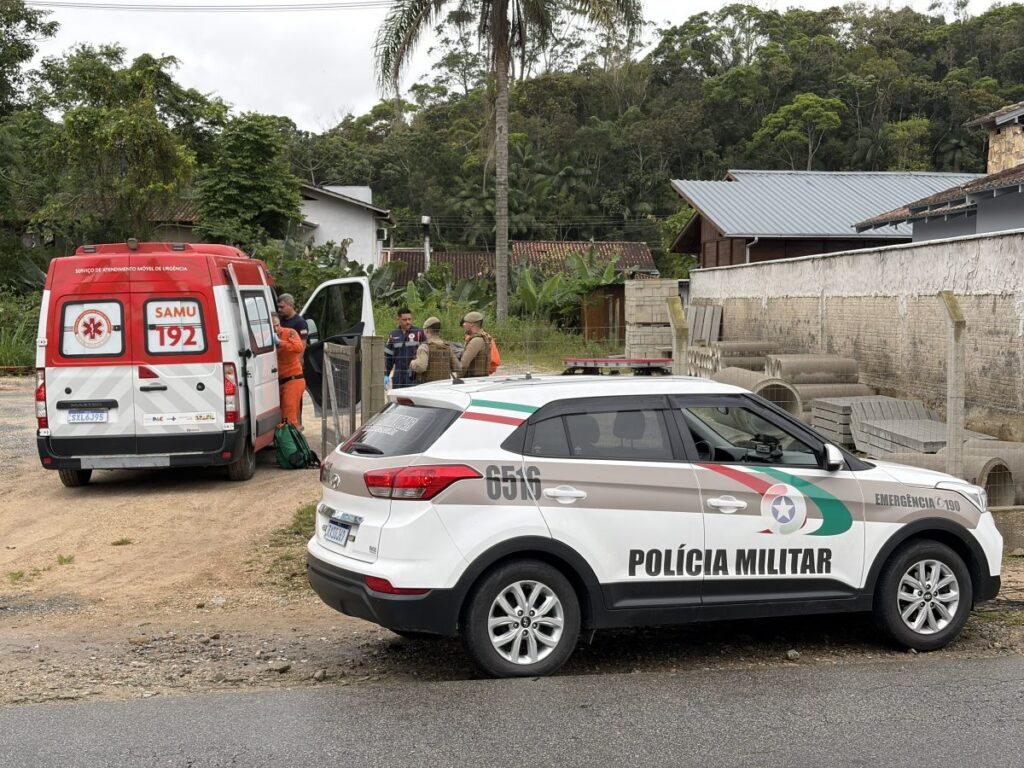 Homem suspeito de roubo é baleado após avançar com faca contra policiais e morre no hospital em SC