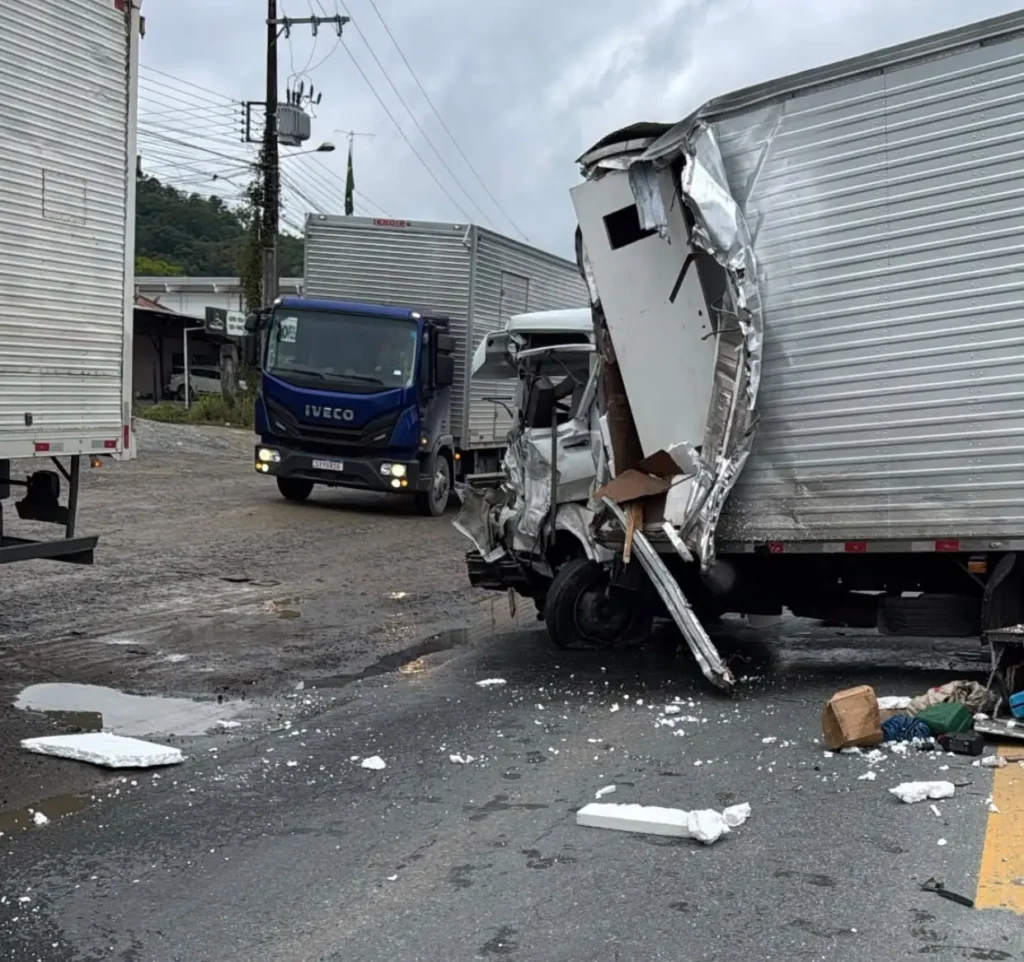 Motorista fica preso às ferragens após colisão entre caminhão e van na BR-470, em Blumenau